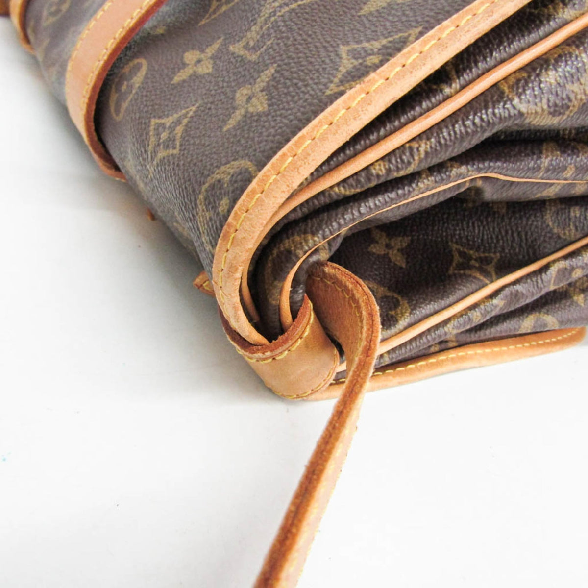 Louis Vuitton Saumur 43 · Monogram