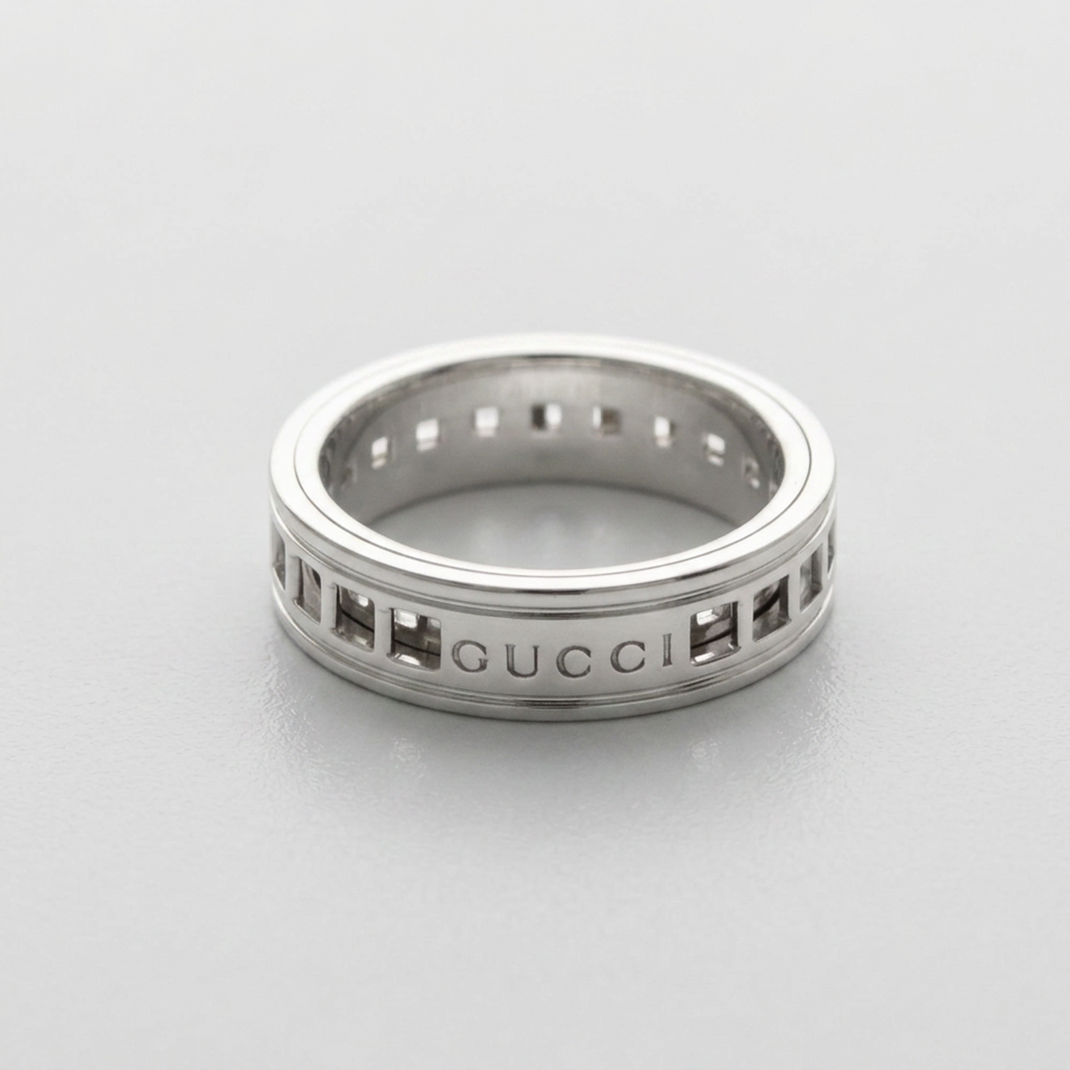 Gucci Scroll · 18K White Gold