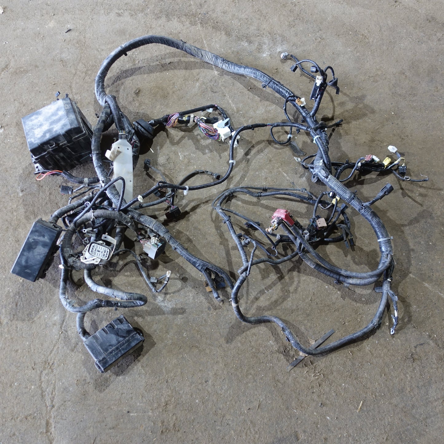 2016 2017 2018 Nissan Titan XD Diesel Engine Fuse Box Positive Battery Cable