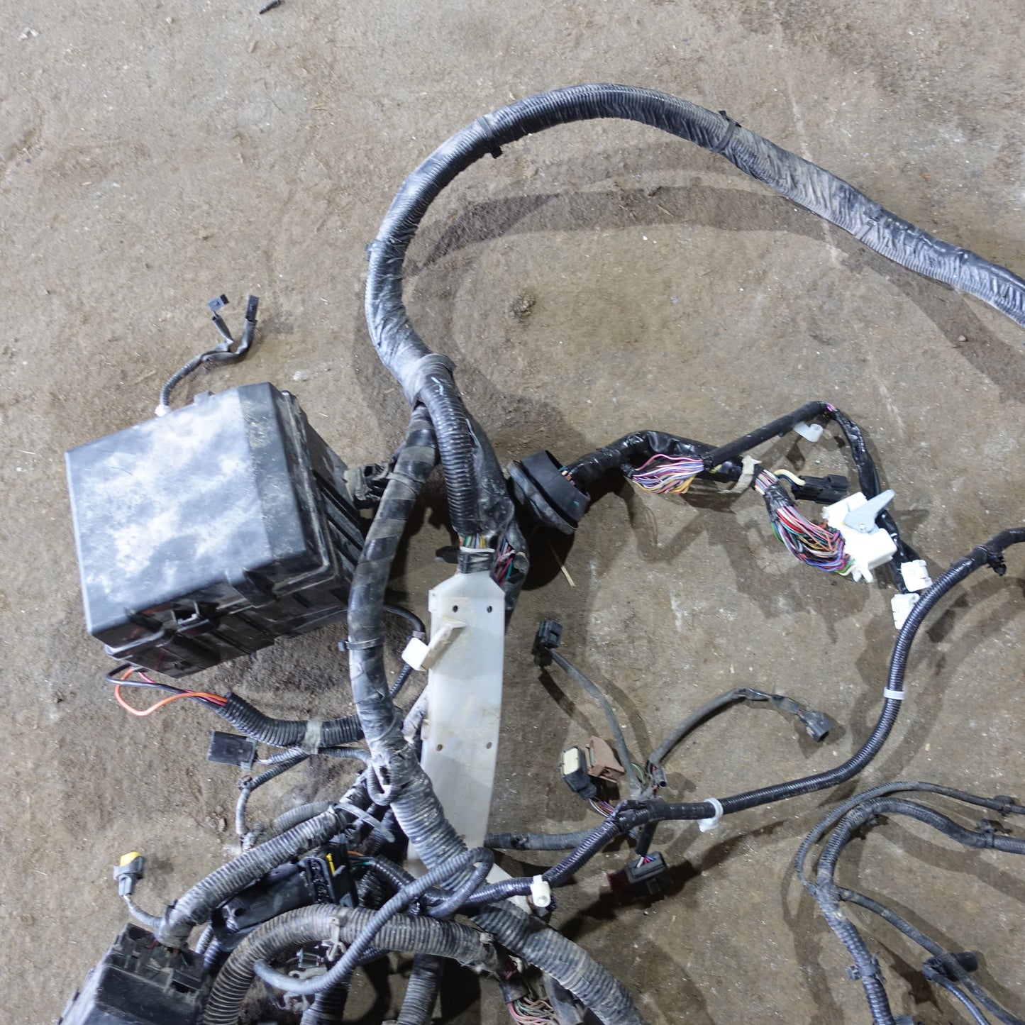 2016 2017 2018 Nissan Titan XD Diesel Engine Fuse Box Positive Battery Cable