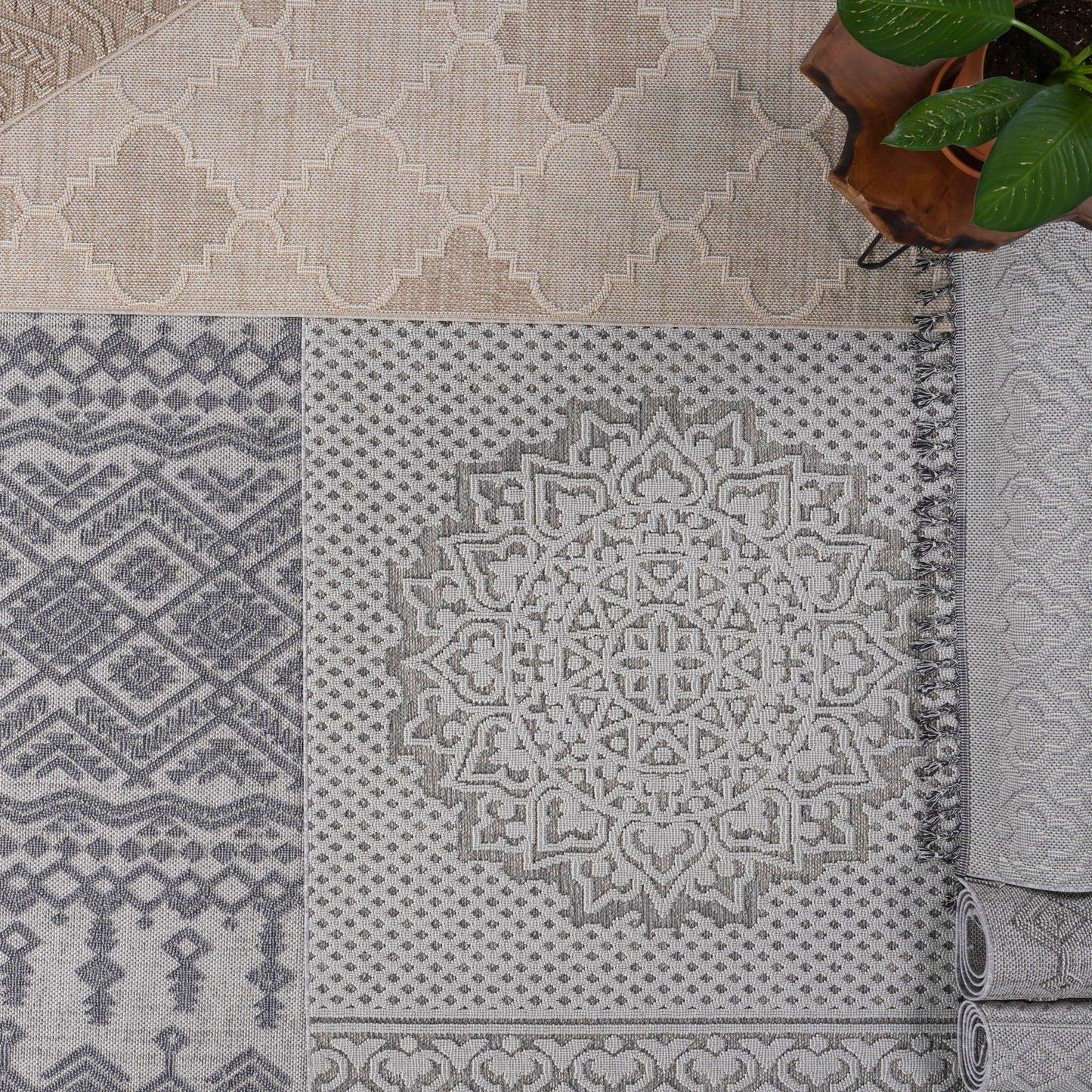 Guros - 6' X 9' Medallion Indoor / Outdoor Area Rug - Gray / White