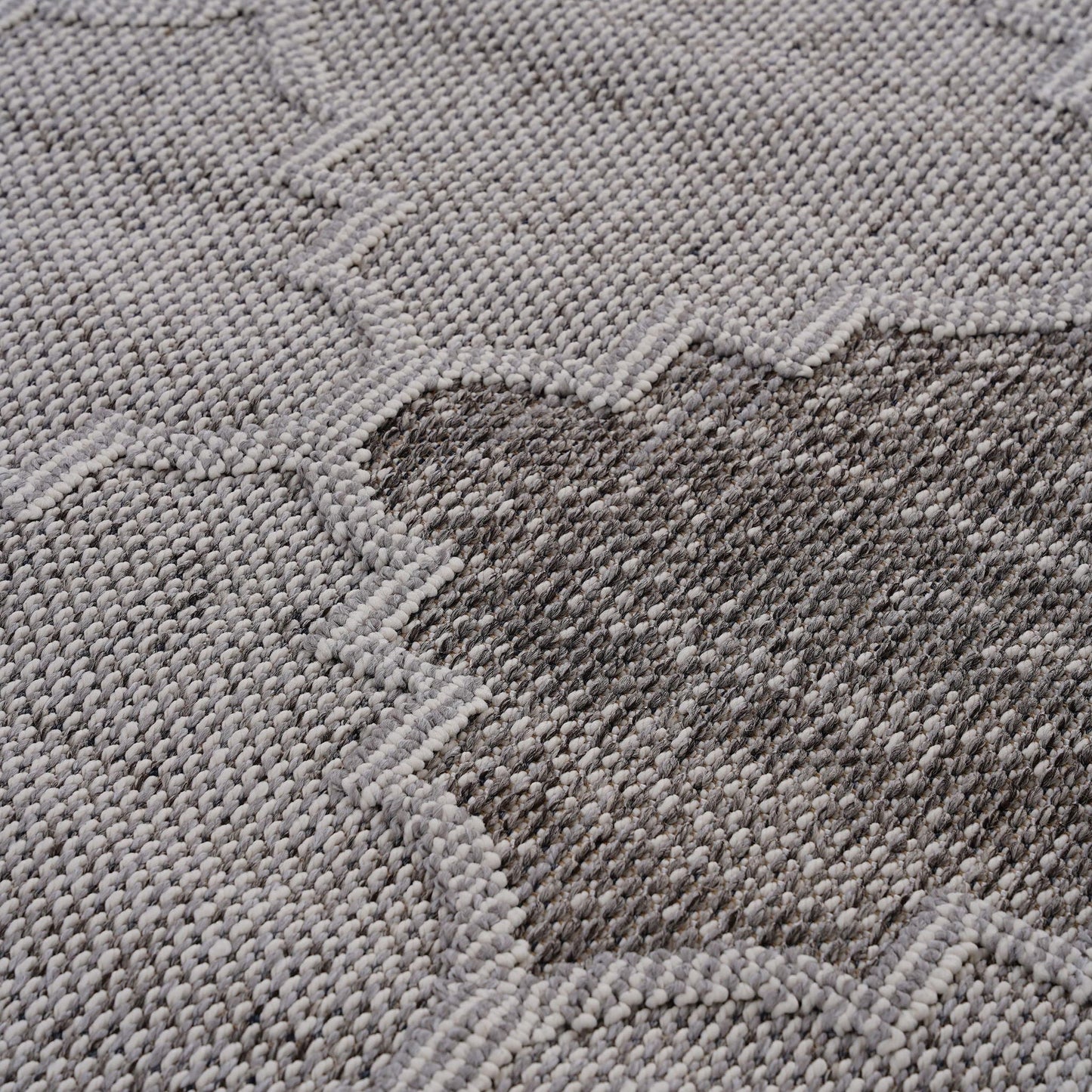 Guros - 6' X 9' Trellis Indoor / Outdoor Area Rug - White / Gray